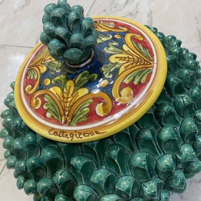 Słoik lub pudełko na biżuterię w kształcie szyszki sycylijskiej, ceramika Caltagirone Ø ok. 26 cm. (1 szt.) Różne dekora