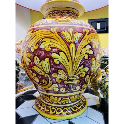 Lampe Caltagirone en céramique à décor baroque sur fond Bordeaux - hauteur 70 cm - 