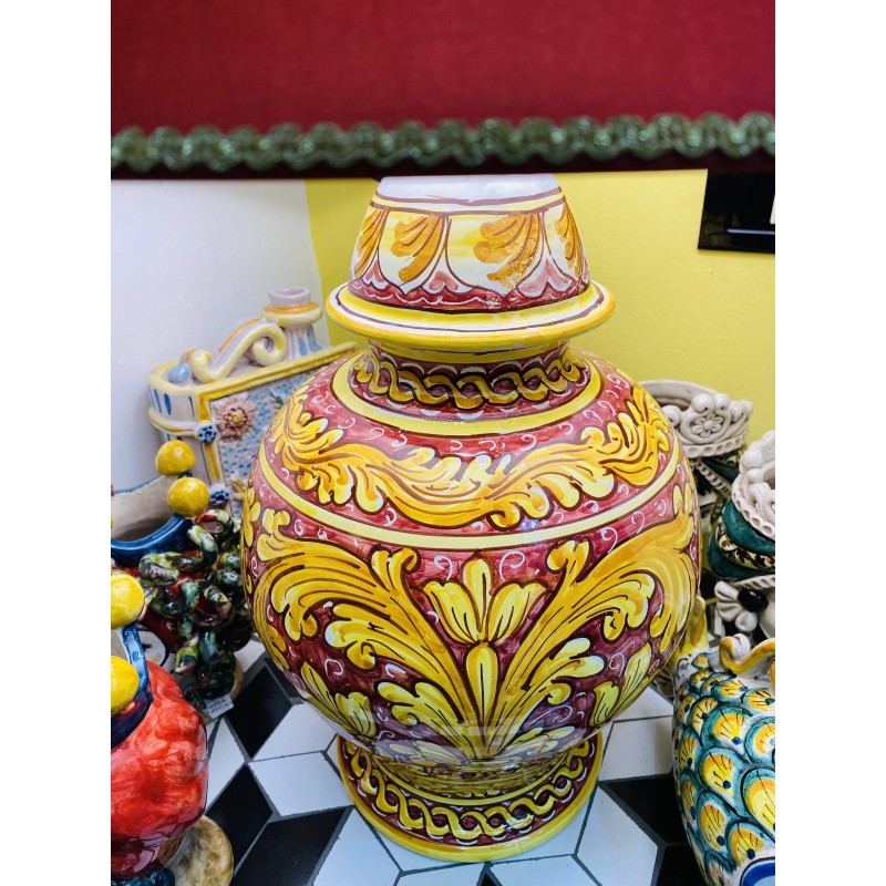 Lampe Caltagirone en céramique à décor baroque sur fond Bordeaux - hauteur 70 cm - 