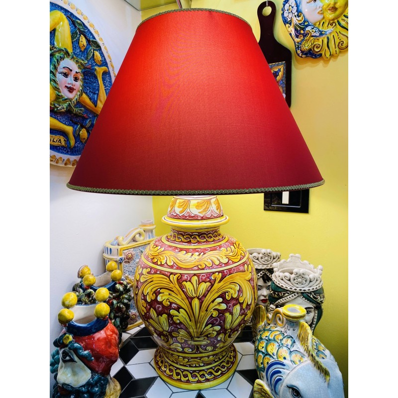 Lampe Caltagirone en céramique à décor baroque sur fond Bordeaux - hauteur 70 cm - 