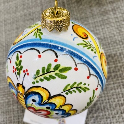 Julboll i fin hand dekorerad keramik - storlek stor diameter 10 cm - 
