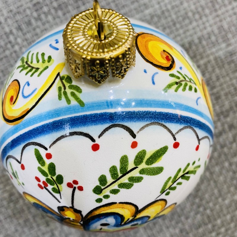 Julboll i fin hand dekorerad keramik - storlek stor diameter 10 cm - 