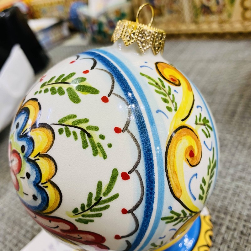 Julboll i fin hand dekorerad keramik - storlek stor diameter 10 cm - 