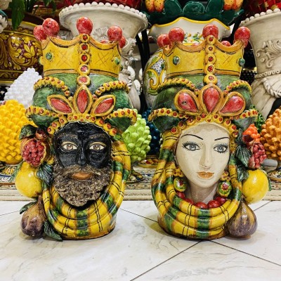 Cabeças de mouro siciliano (par) h aproximadamente 33 cm Caltagirone, com coroa, limões, figos e romãs - 