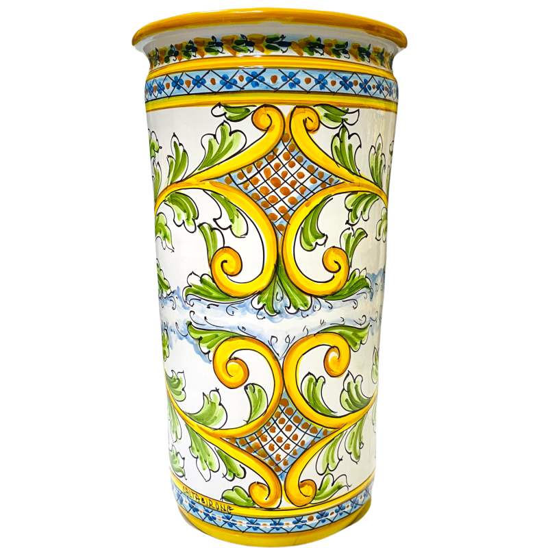 Zylindrischer Schirmständer aus Caltagirone-Keramik mit kunstvoller Barockdekoration auf weißem Hintergrund - 