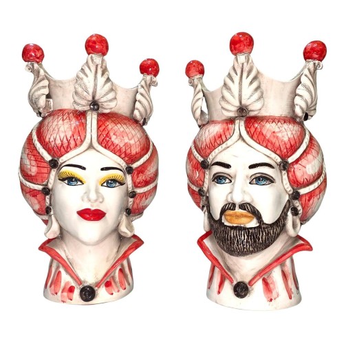 Pair of Moro Murali hoofden, Caltagirone, met kroon en rode achtergrond, hangende versie, ongeveer 35 cm