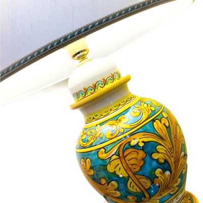 Lume in ceramica di Caltagirone fondo Verderame e decoro barocco giallo - altezza circa 65 cm - 