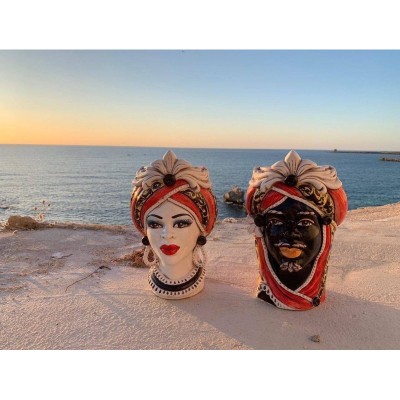 Sicilianska hedhuvuden (1 st) h ca 28 cm Caltagirone keramik, med fris och röd bakgrund - 