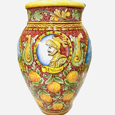 Tarro gigante de unos 80 cm de altura. Decoración de cerámica de Caltagirone con escenas de los paladines sicilianos y O